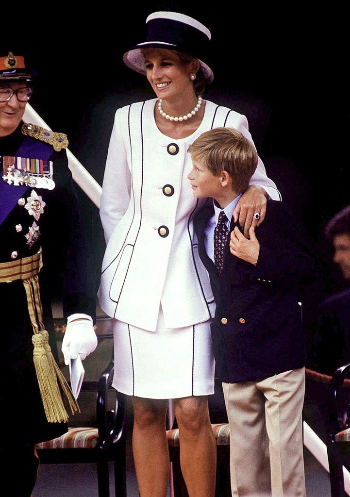 La princesa Diana abraza al príncipe Harry durante las celebraciones del Día Vj. I Foto: Getty Images.