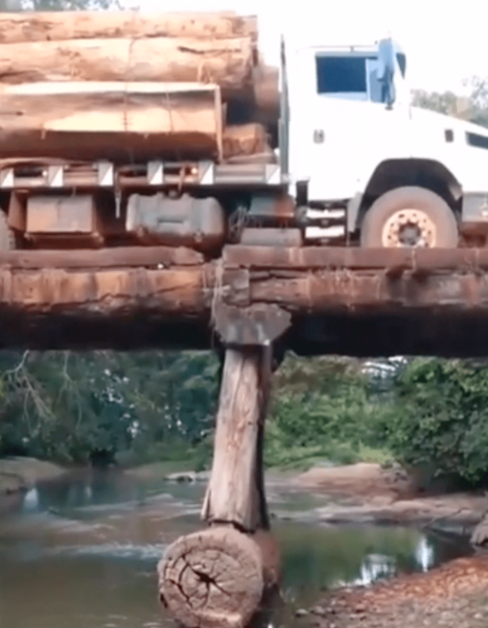 Truck causes bridge to collapse | Photo: Reddit/Boojibs