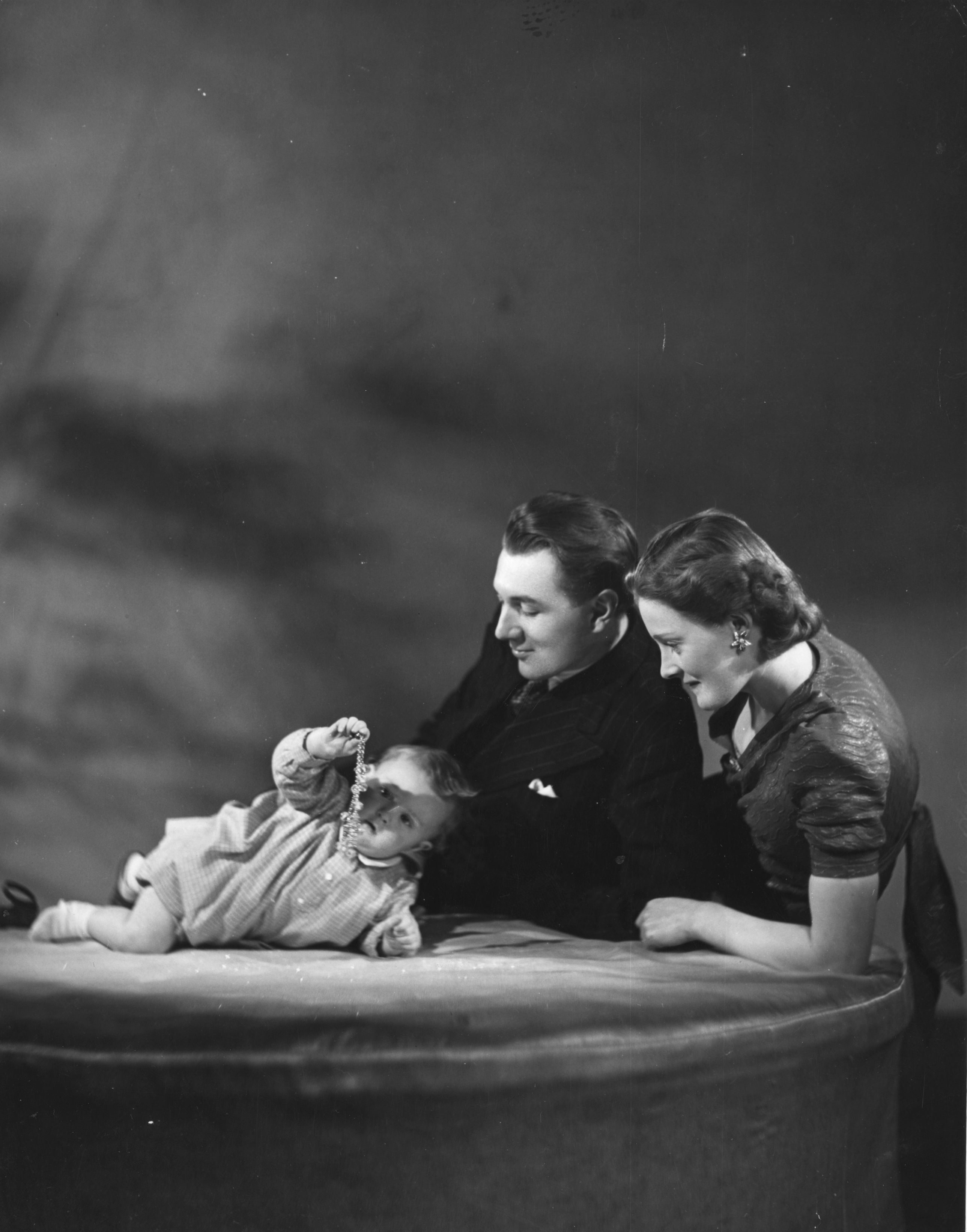 Michael Redgrave and Rachel Kempson with their baby daughter, the actress in question, circa 1939 | Source: Getty Images