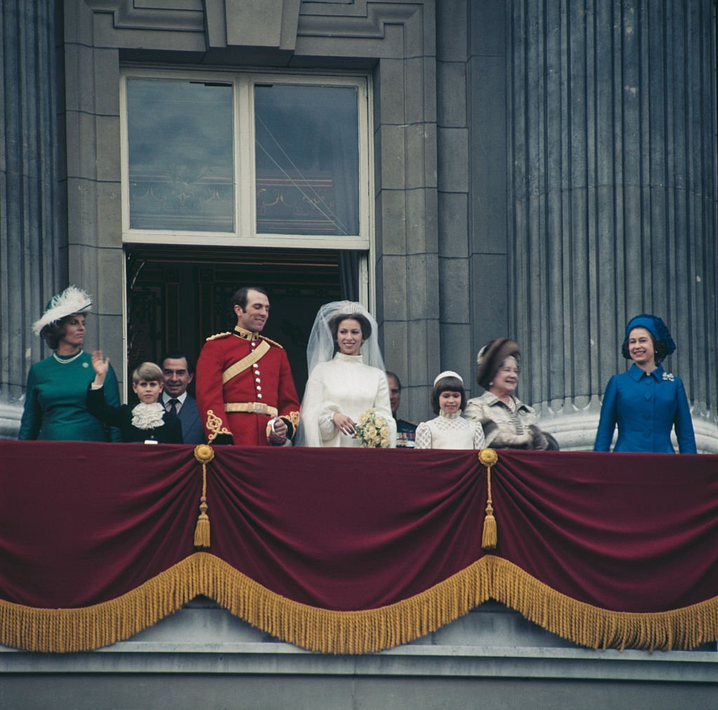 Anne, the Princess Royal and Mark Phillips pose on the balcony of Buckingham Palace in London, UK, after their wedding, 14th November 1973. | Source: Getty Images.