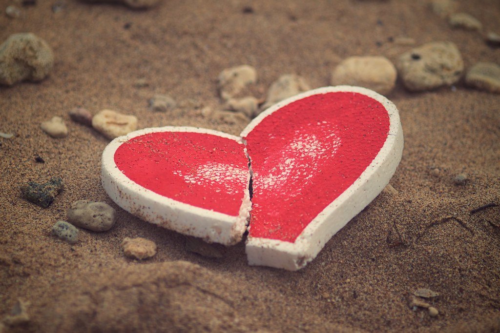Coeur brisé sur le sable. | Photo : Flickr Coeur brisé sur le sable. | Photo : Flickr