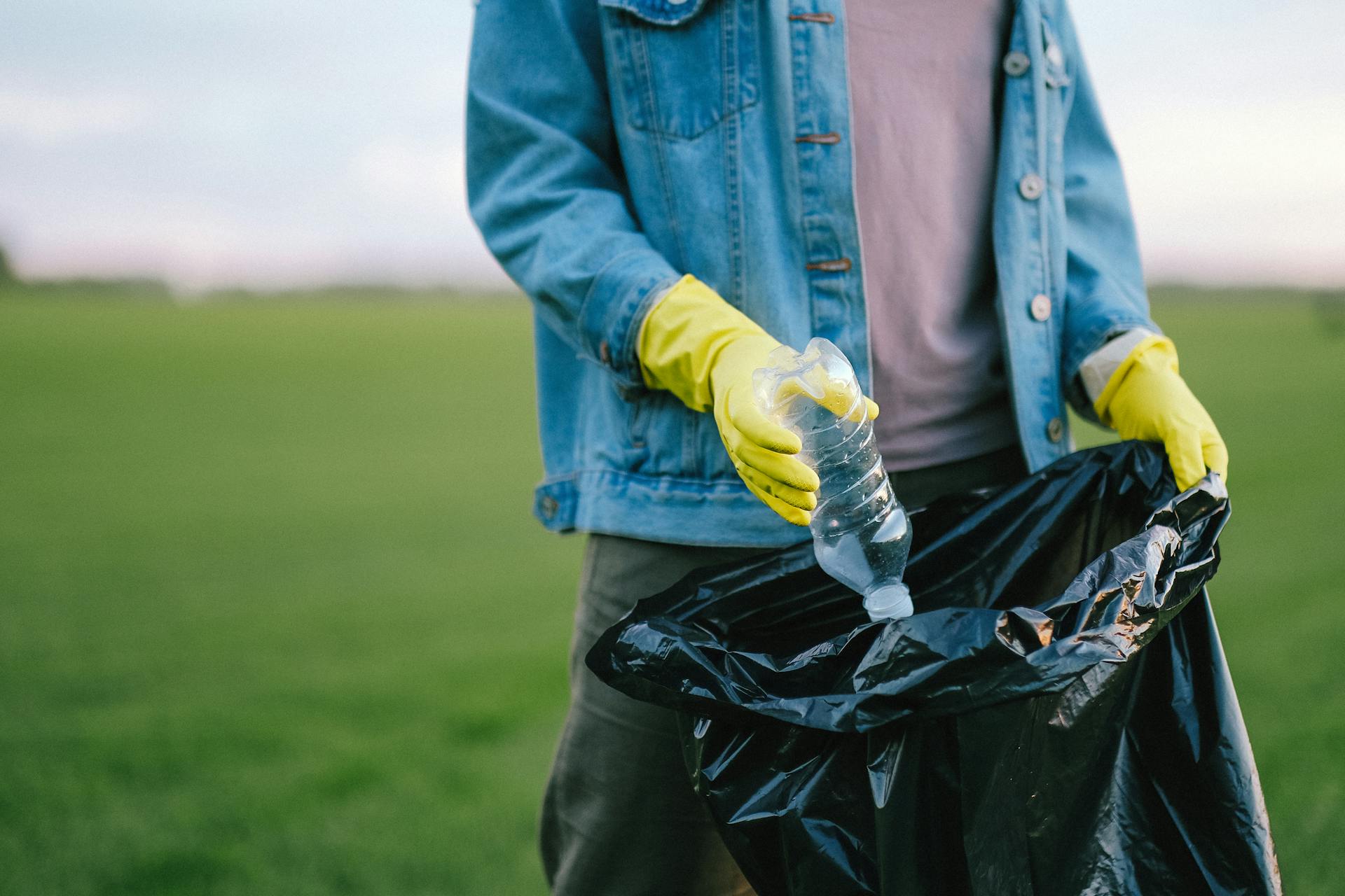 A person collecting trash | Source: Pexels