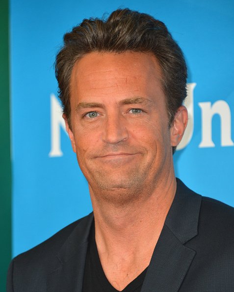 El actor Matthew Perry asiste a NBC Universal's 2012 Summer TCA Tour en el Beverly Hilton Hotel el 24 de julio de 2012 en Beverly Hills, California. | Fuente: Getty Images El actor Matthew Perry asiste a NBC Universal's 2012 Summer TCA Tour en el Beverly Hilton Hotel el 24 de julio de 2012 en Beverly Hills, California. | Fuente: Getty Images