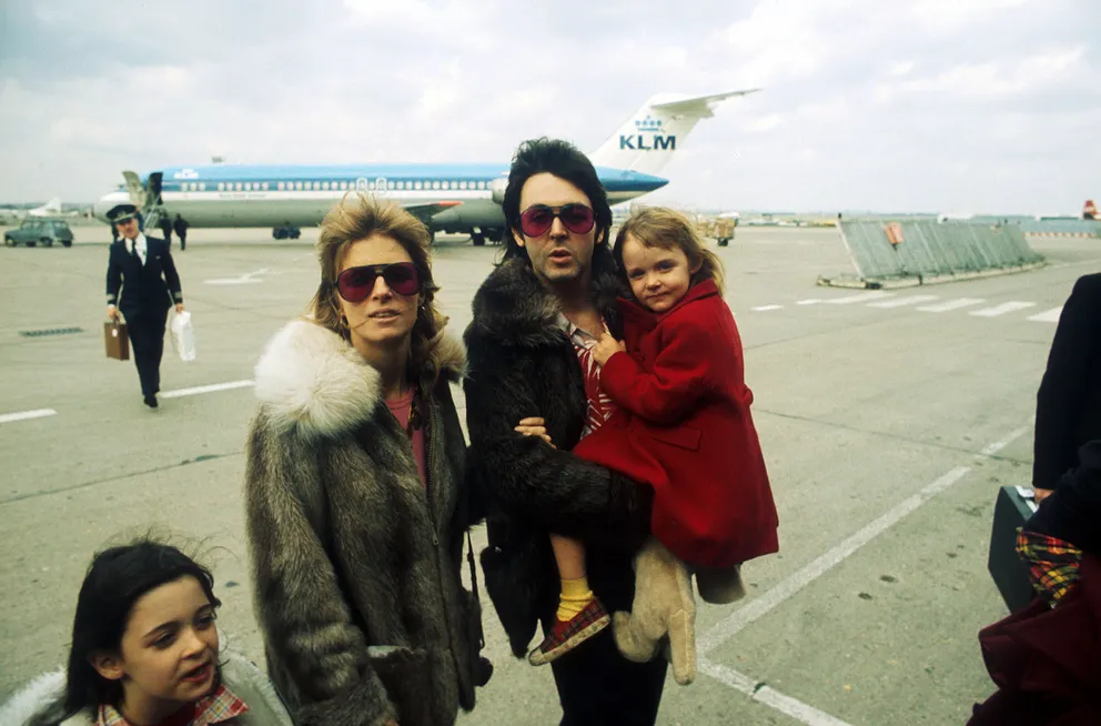Paul McCartney, sa femme Linda et leur fille Stella McCartney arrivent à l'aéroport en avril 1998 au Royaume-Uni. | Source : Getty Images