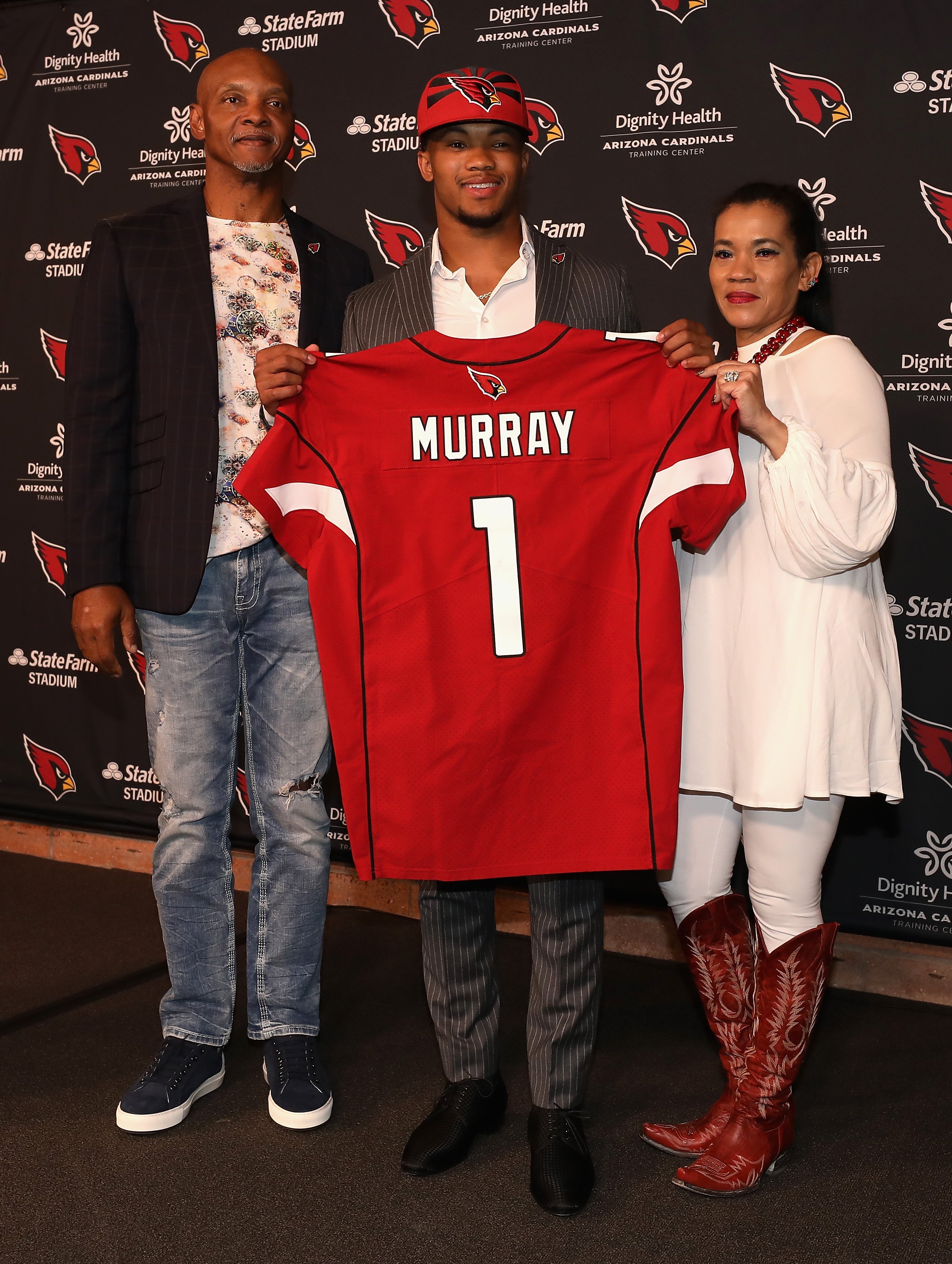 Quarterback Kyler Murray of the Arizona Cardinals poses with father Kevin and mother Missy during a press conference at the Dignity Health Arizona Cardinals Training Center on April 26, 2019 in Tempe, Arizona. | Source: Getty Images