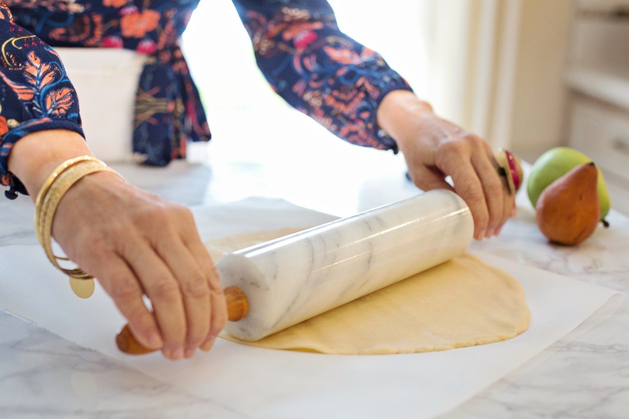 A womans hands baking | Source: Pixabay