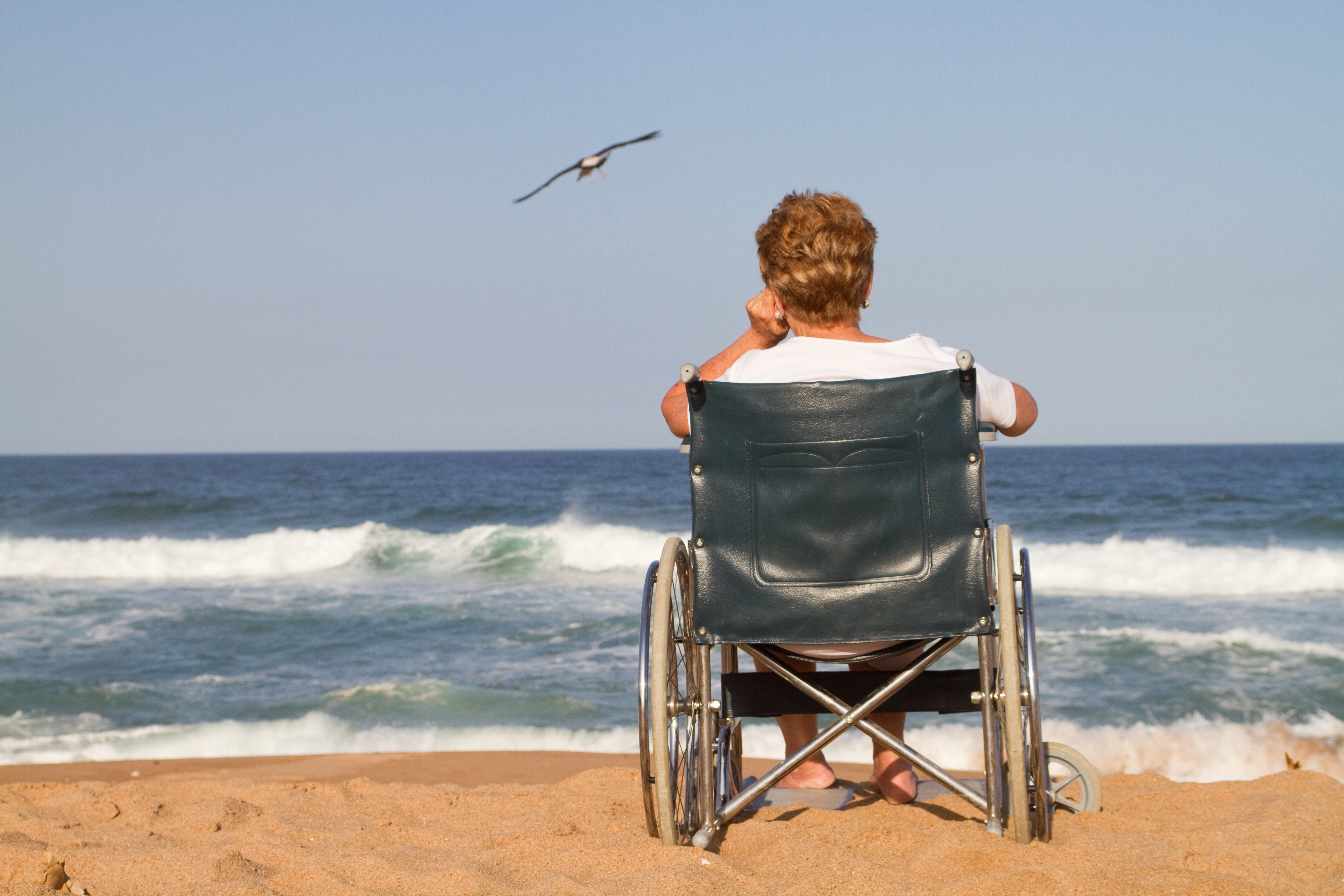 Mujer en silla de ruedas mirando el mar. | Foto: Shutterstock