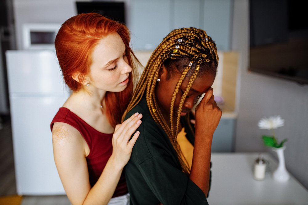 Joven consolando a su pareja. | Foto: Shutterstock
