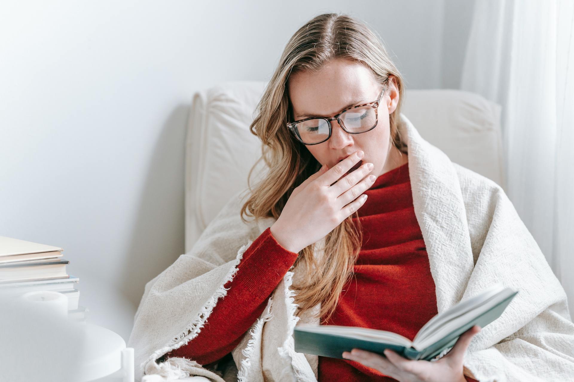 A woman yawning | Source: Pexels