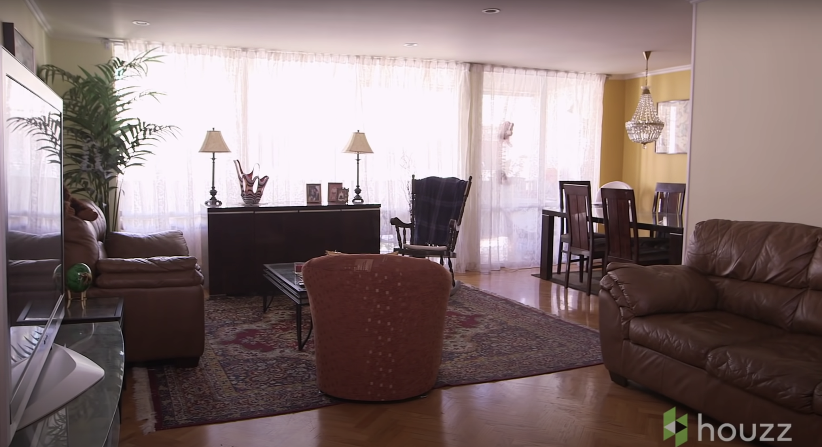 The dining area of Mila Kunis' parents' condo | Source: Youtube.com/HouzzTV