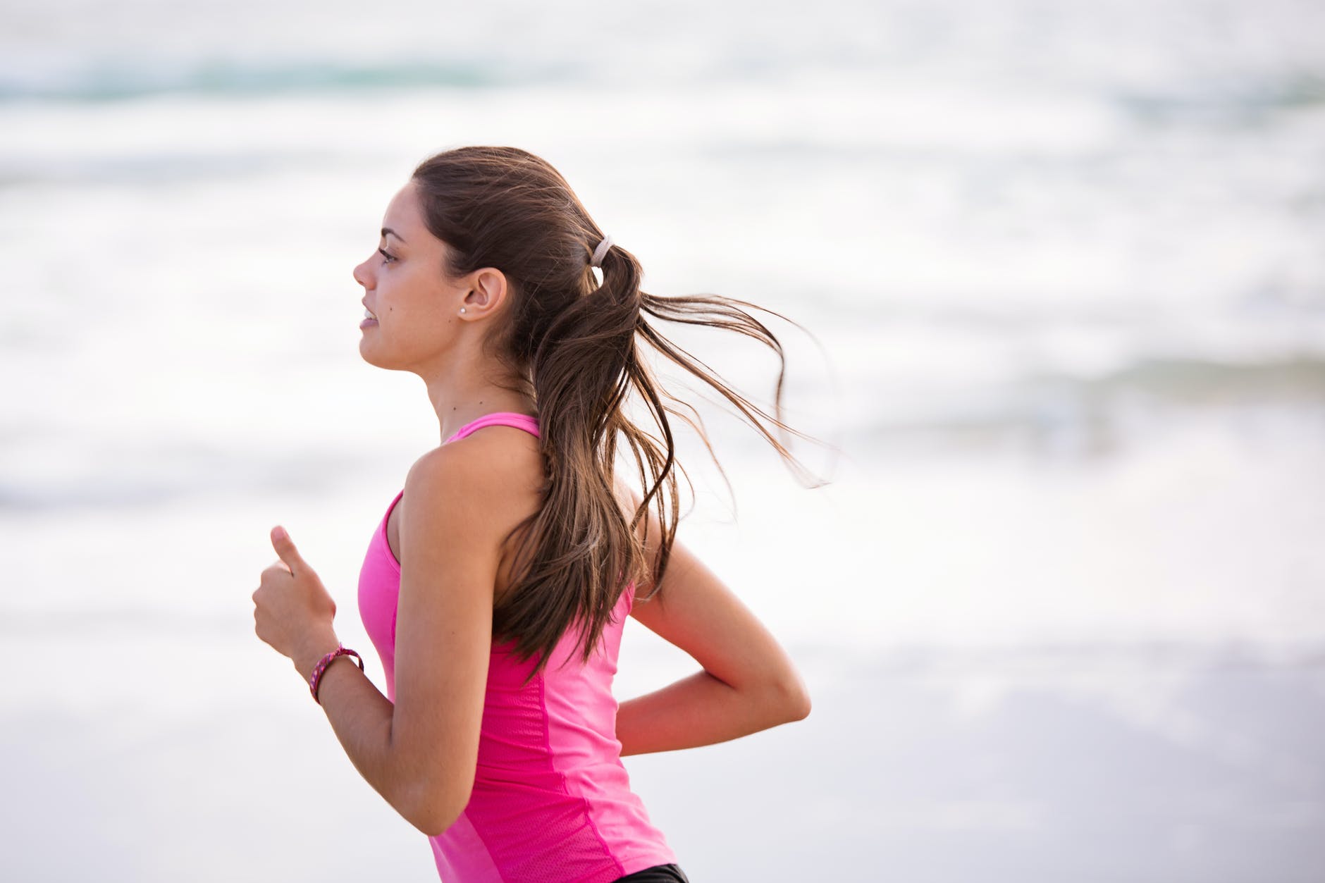 Woman out for her evening run | Photo: Pexels