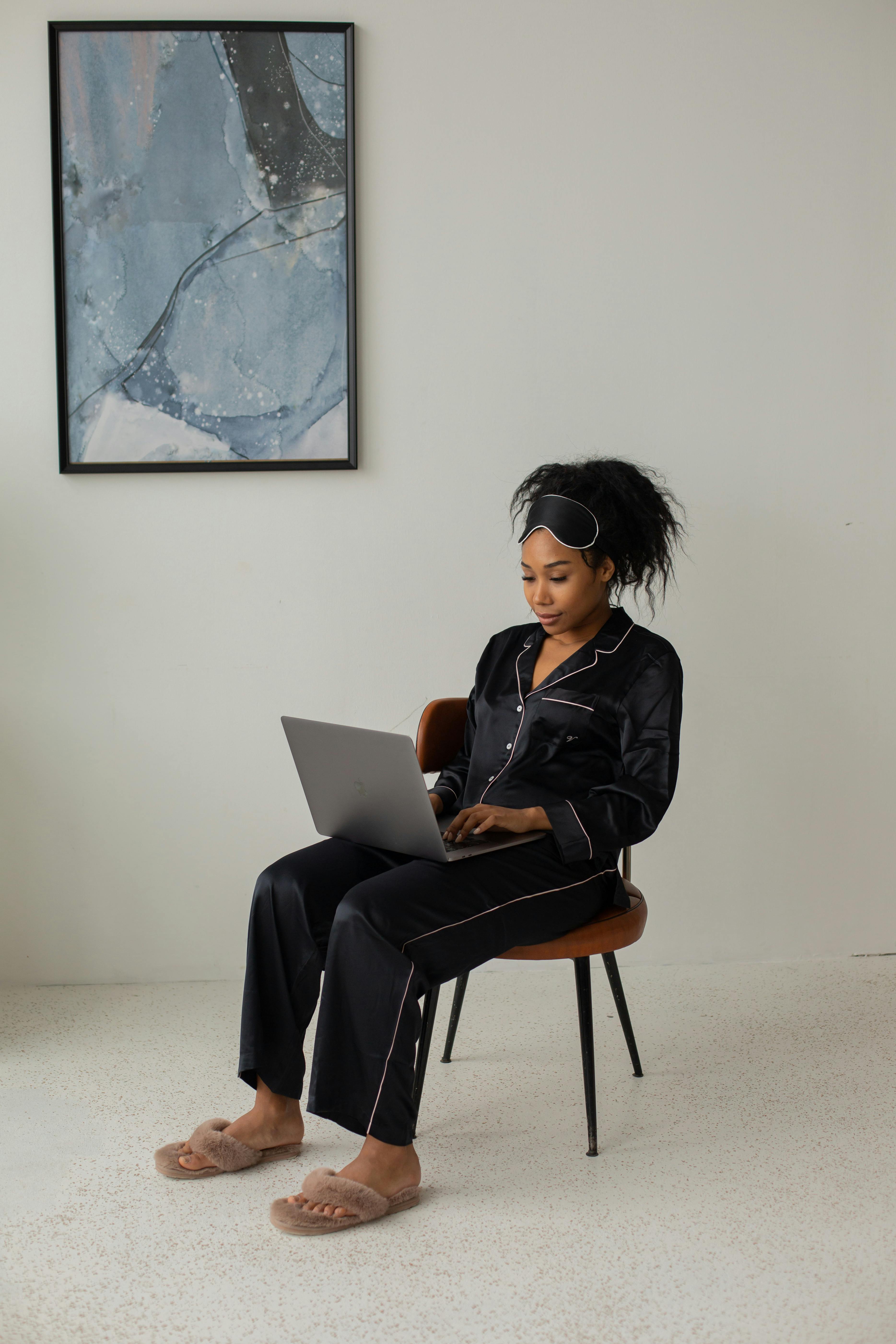 A woman working in her pajamas | Source: Pexels