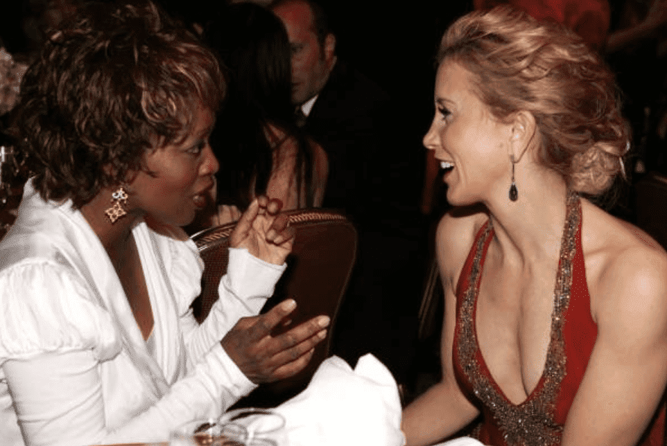 Alfre Woodard and Felicity Huffman having a conversation in the audience during the Producers Guild awards, on January 22, 2006, California | Source: Getty Images (Photo by Vince Bucci/Getty Images)