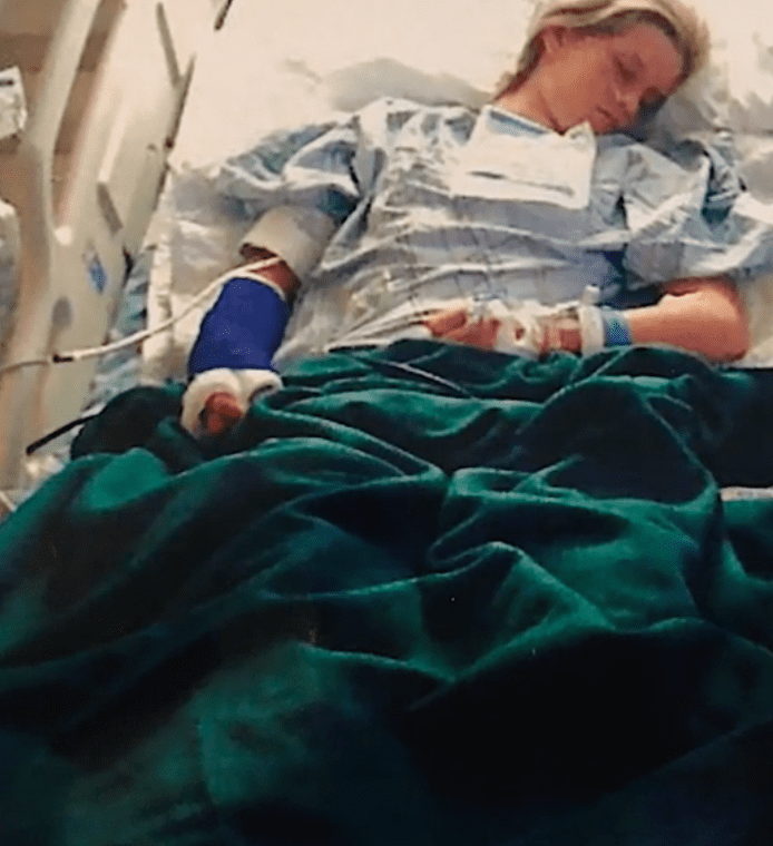 Woman lies in a hospital bed after an accident | Photo: tiktok.com/seajayfilms