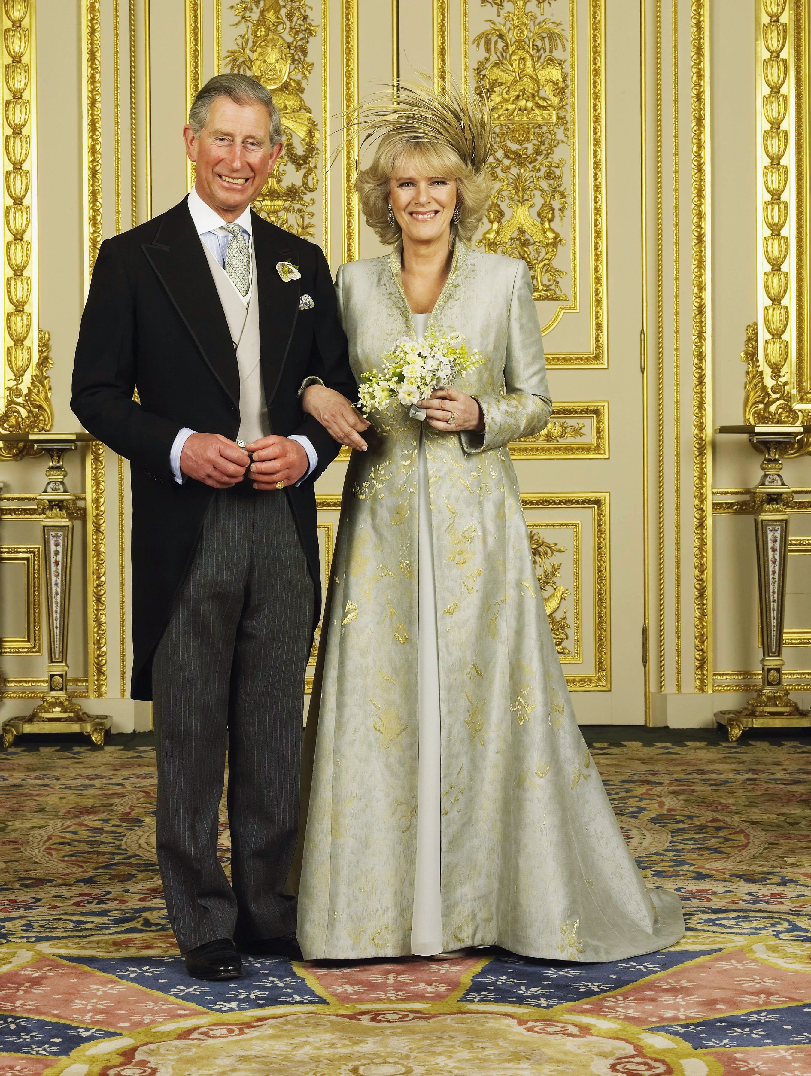 Frischvermählte König Charles und Königin Consort Camilla, Herzogin von Cornwall im Weißen Salon auf Schloss Windsor am 9. April 2005 in Windsor, England. | Quelle: Getty Images