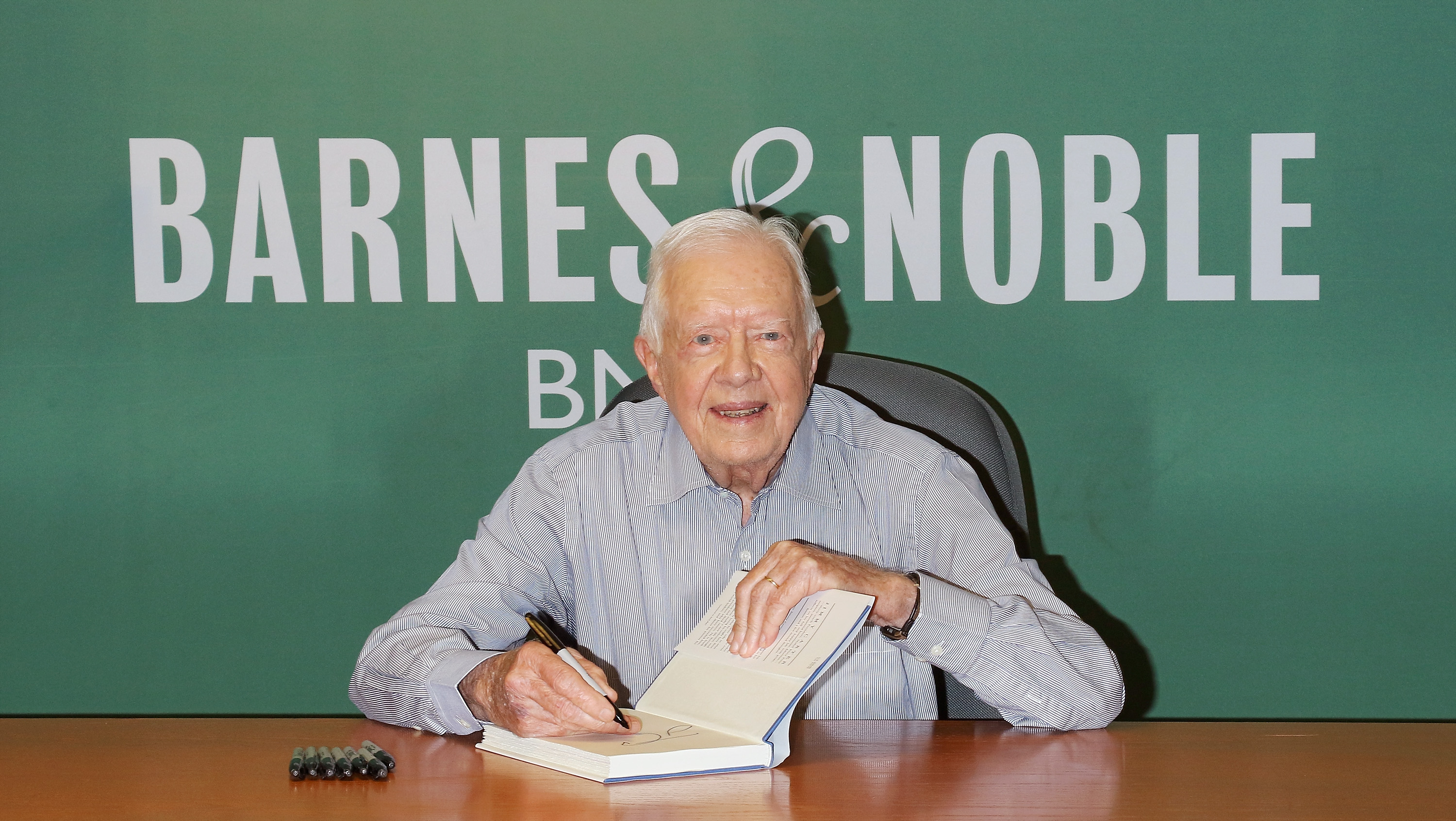 Jimmy Carter signs copies of "Full Life: Reflections at Ninety" at Barnes & Noble, 5th Avenue in New York City, on July 7, 2015 | Source: Getty Images