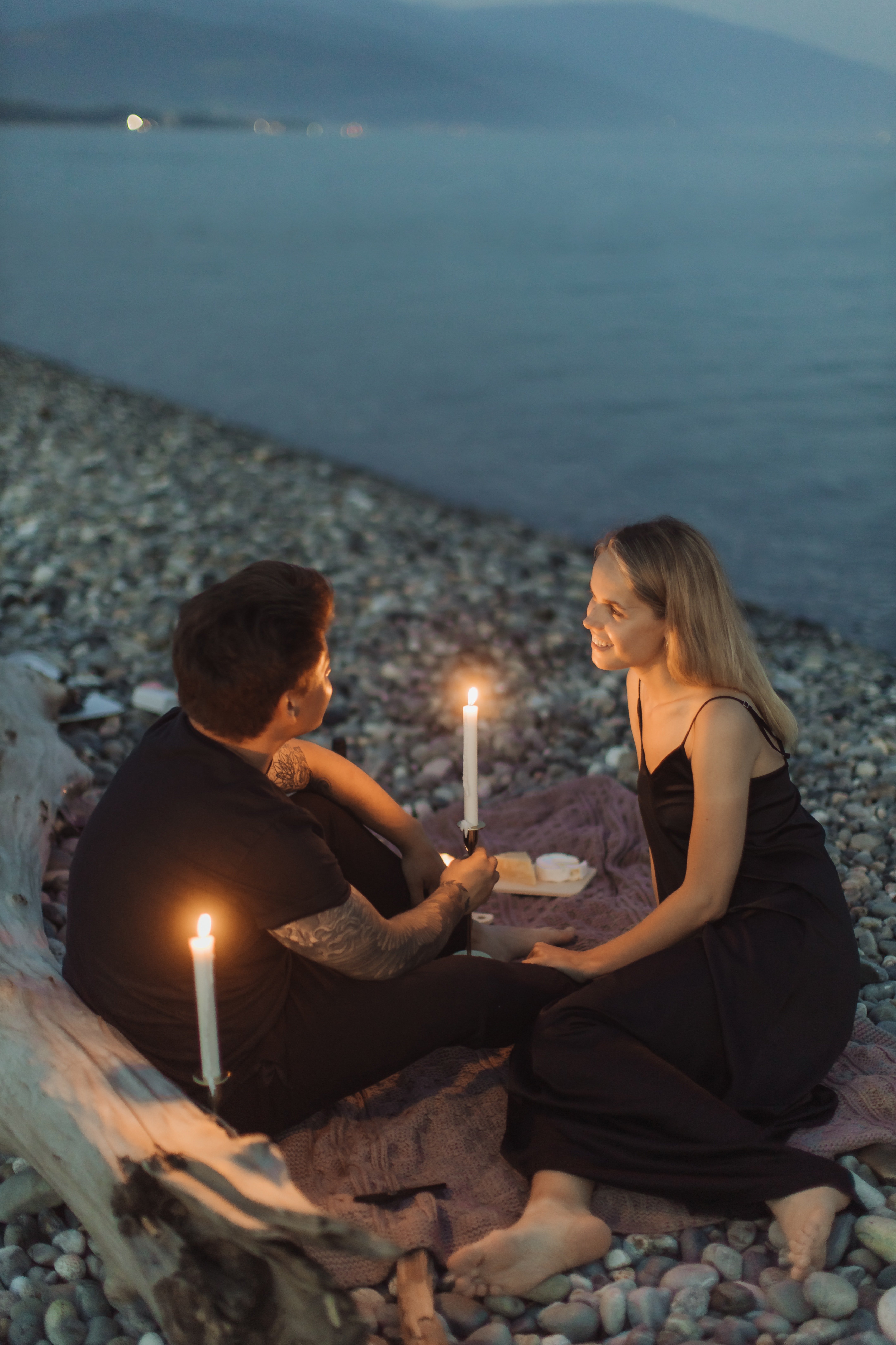 Photo d'un couple au bord d'un lac. | Photo : Pexels