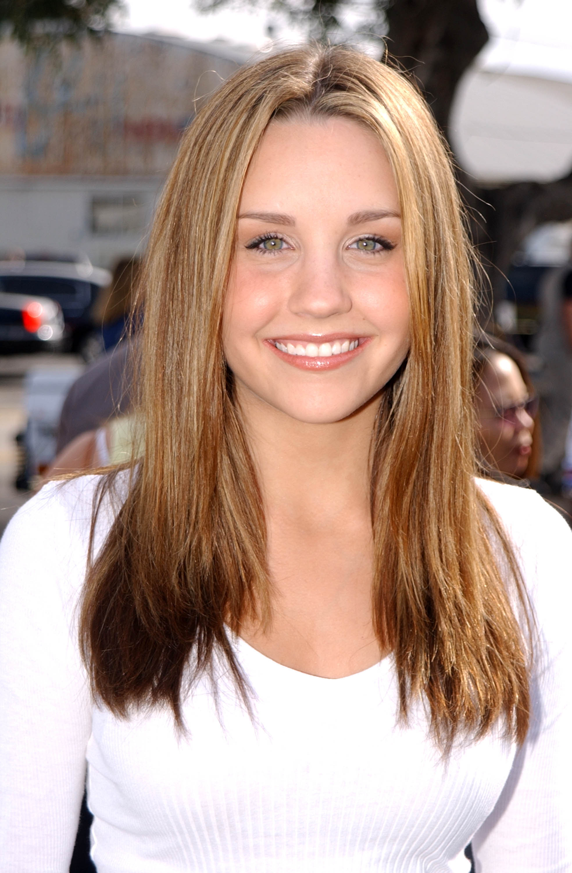 Amanda Bynes glows at the 2003 Kids' Choice Awards in Santa Monica, wearing a crisp white top and straight blonde hair, capturing a polished, picture-perfect moment on the orange carpet.