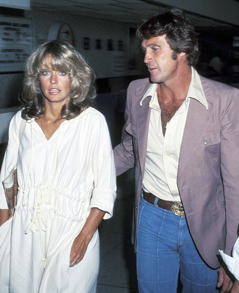 Schauspielerin Farrah Fawcett und der Schauspieler Lee Majors kommen am 10. Juni 1977 am internationalen Flughafen von Los Angeles an | Quelle: Getty Images
