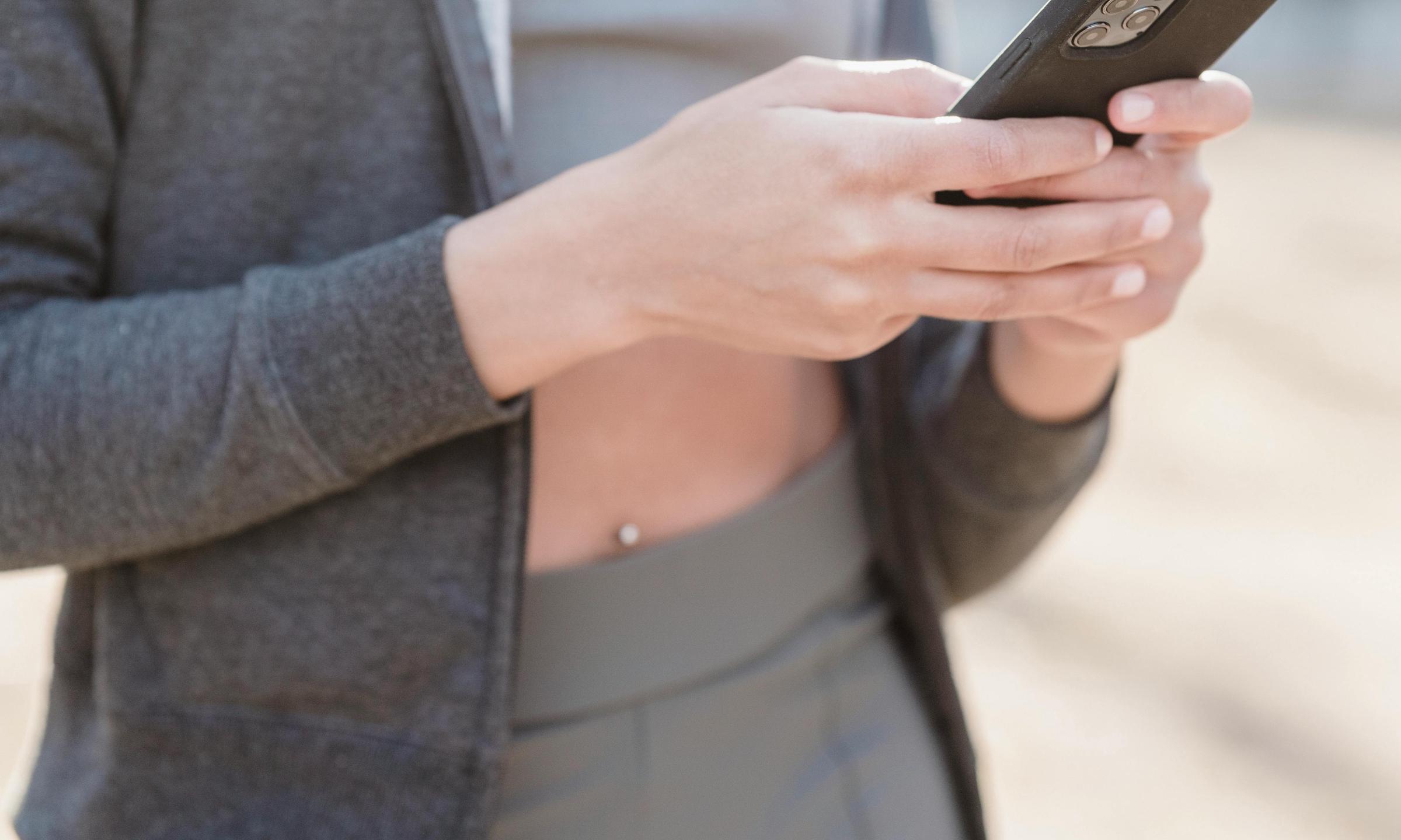 Julia getting a breath of air outside and thinking about who to call | Source: Pexels