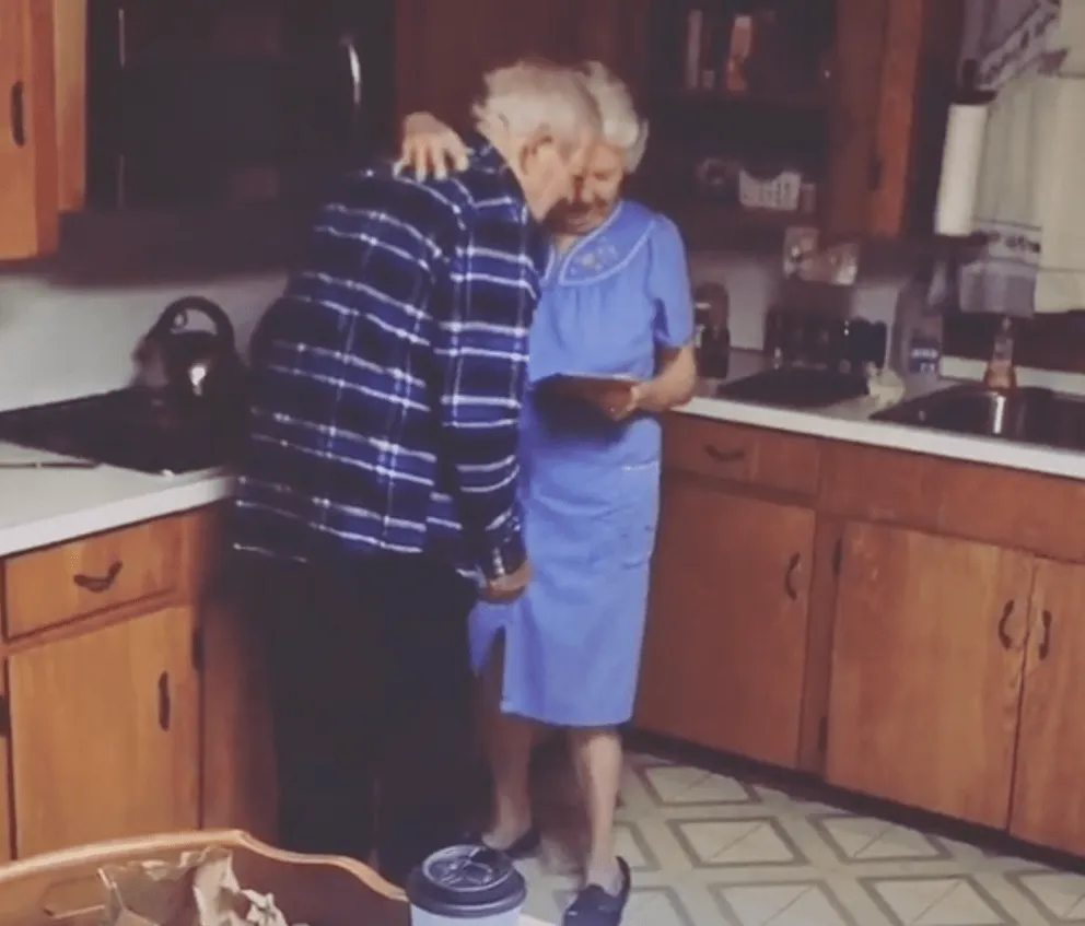 Couple de personnes âgées aimantes | Source : Tiktok.com/mollymollzi