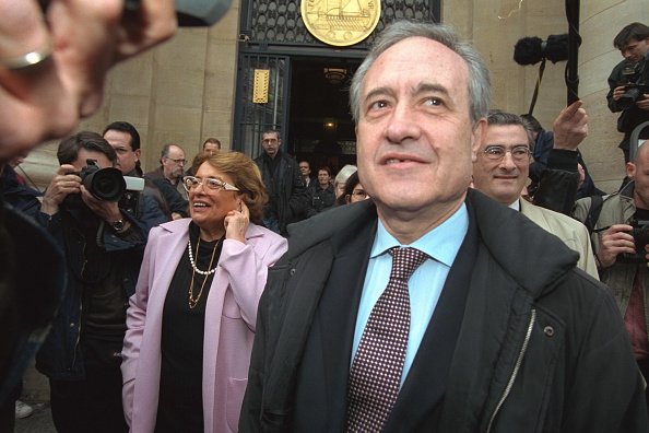 Xaviere Tiberi quittant la mairie du 5ème arrondissement de Paris. | Photo : Getty Images