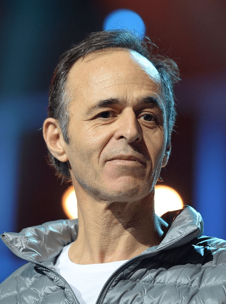 Le chanteur Français Jean-Jacques Goldman se produit lors de l'émission musicale télévisée "Les Enfoirés", le 15 janvier 2014 à Strasbourg, dans l'est de la France. | Photo : Getty Images