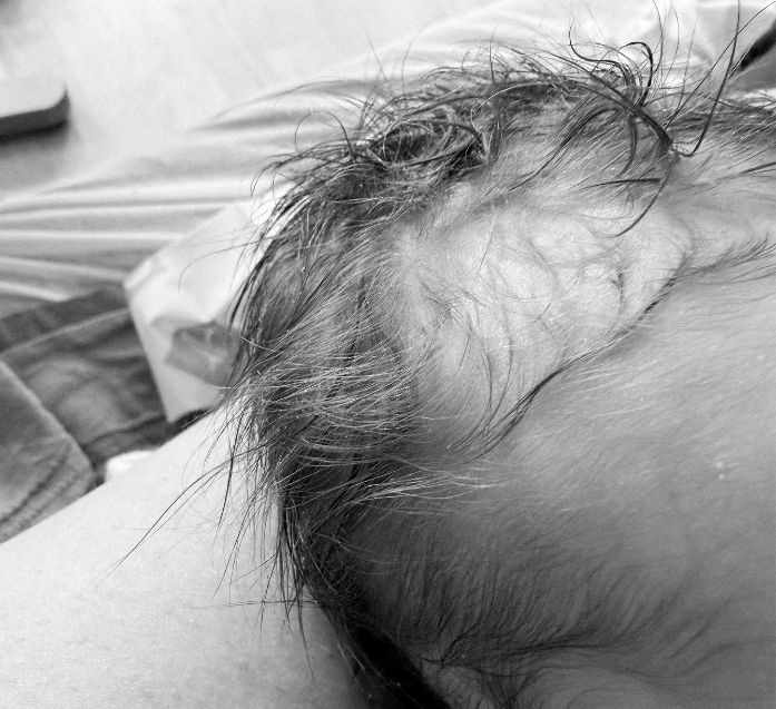 Alaina Scott and Matt Mueler's daughter's hair on a photo dated April 21, 2026 | Source: Instagram/alainamariescott