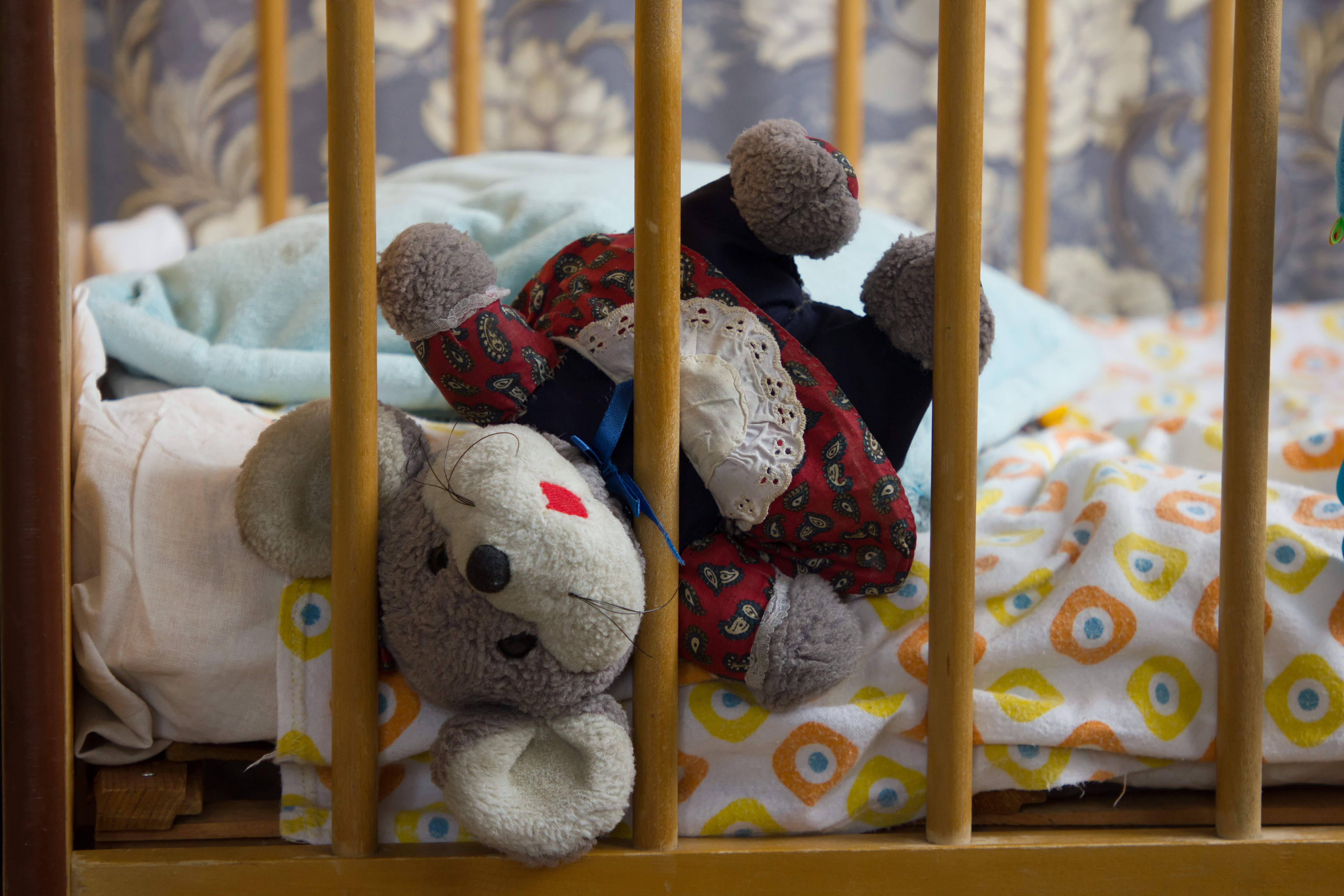 A teddy bear inside a cot | Source: Shutterstock