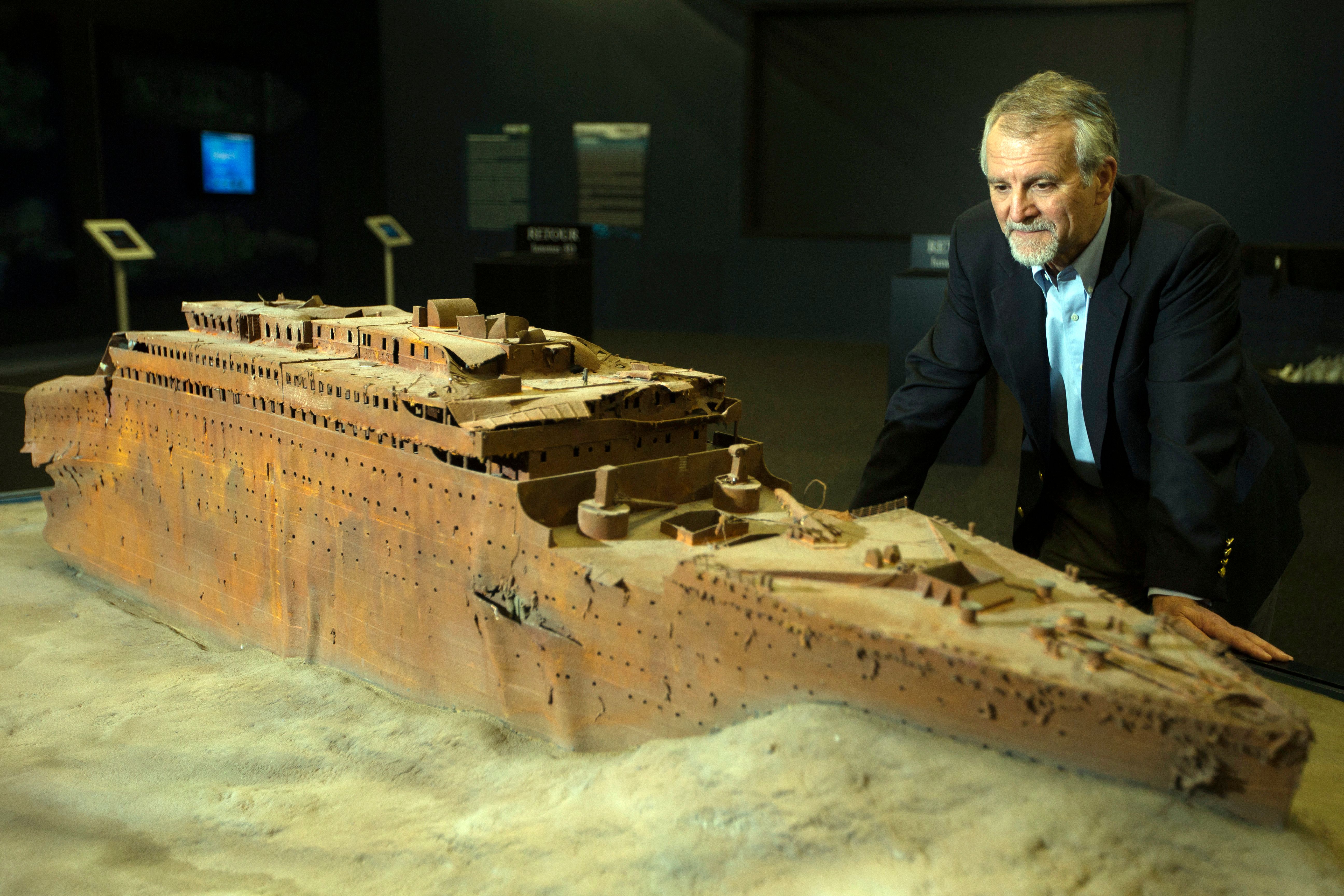 Paul-Henri Nargeolet mit einer Miniaturversion des gesunkenen Schiffes in einer neuen Ausstellung auf der Paris Expo am 31. Mai 2013 in Paris. | Quelle: Getty Images