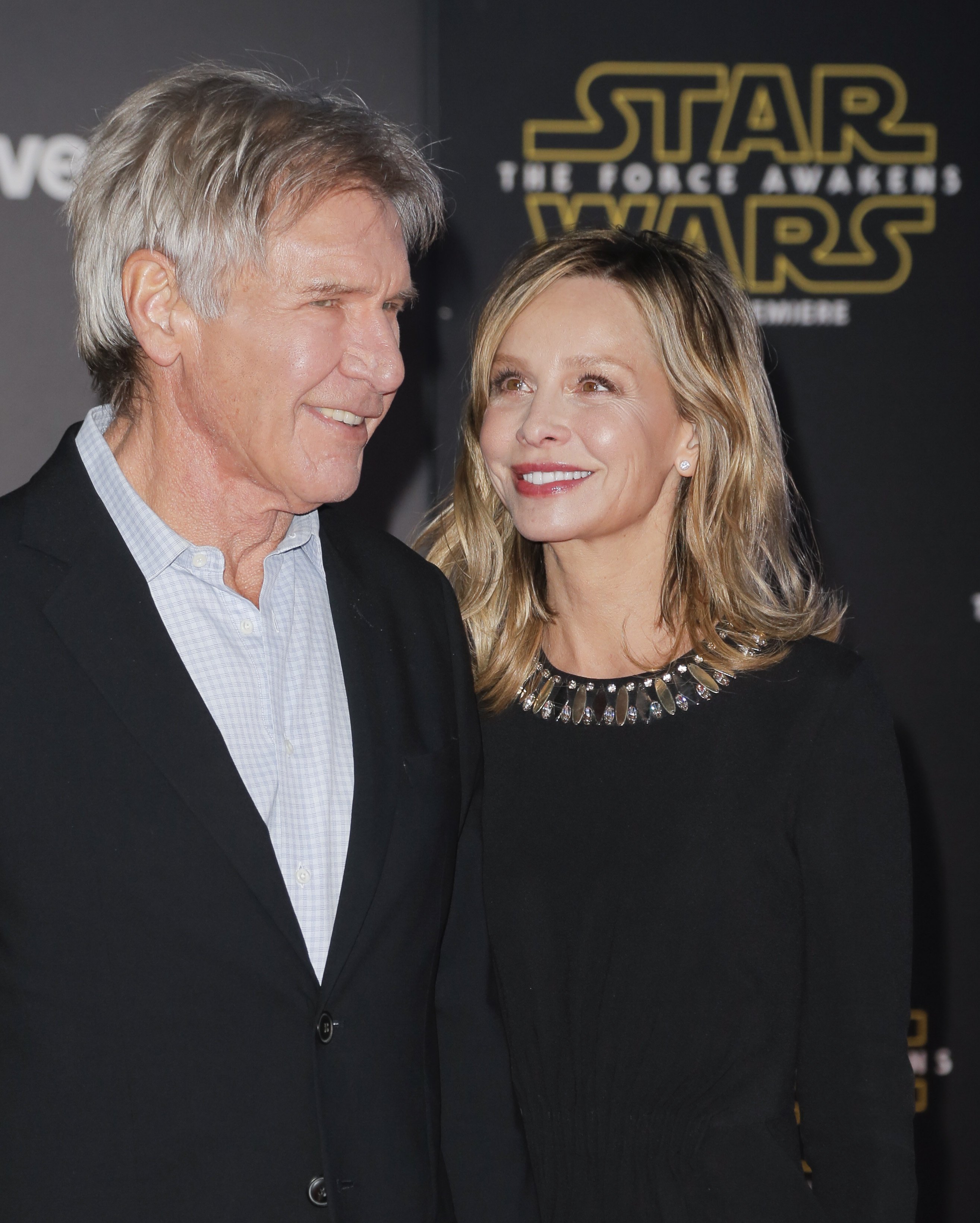 Harrison Ford y Calista Flockhart en la premiere de "Star Wars: The Force Awakens", en Los Ángeles, el 14 de diciembre de 2015 | Foto: Getty Images