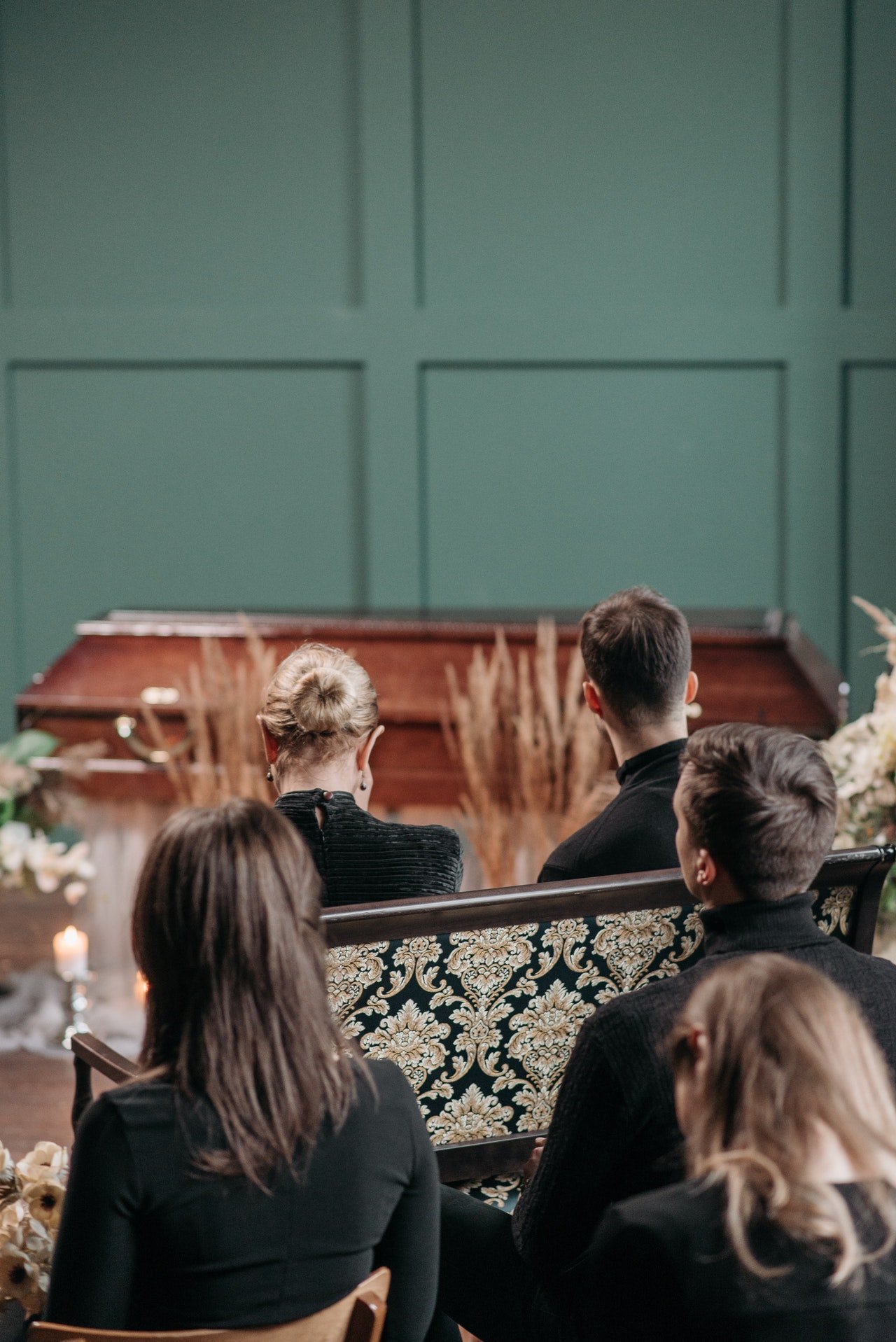 Personas en un funeral. | Foto: Pexels