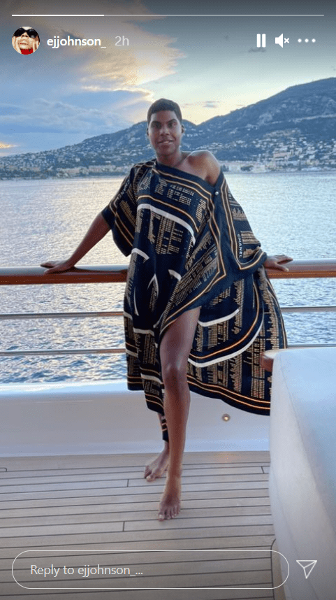 EJ Johnson shares a picture of himself wearing a dress and posing on a yacht. | Photo: Instagram/ejjohnson_