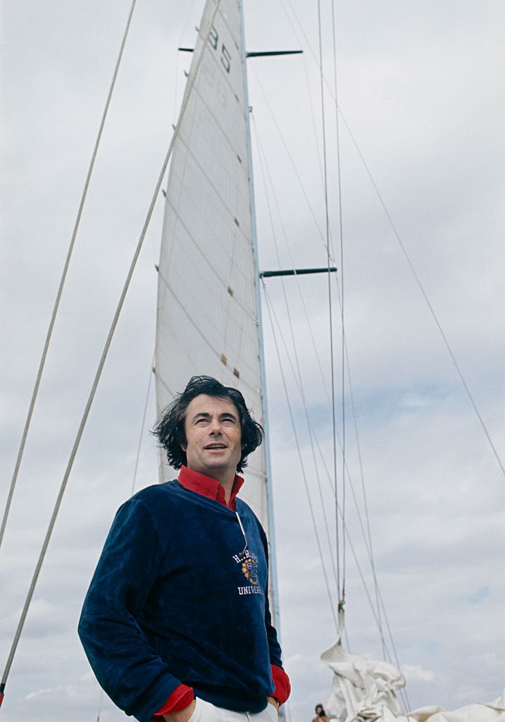 Le chanteur français Alain Barrière au bord de son yacht pour la journée. | Photo : Getty Images