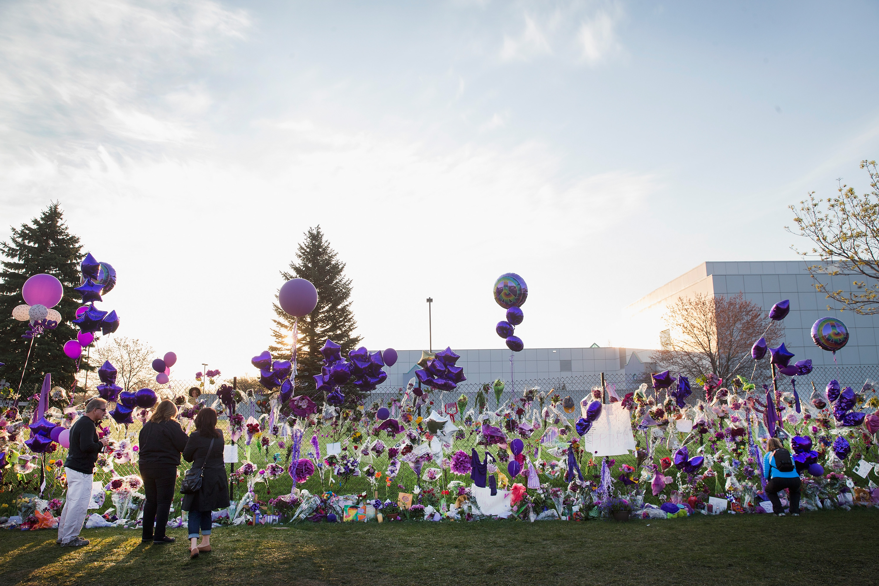 Prince's fans visit his memorial outside Paisley Park, in Chanhassen, Minnesota on April 23, 2016 | Source: Getty Images