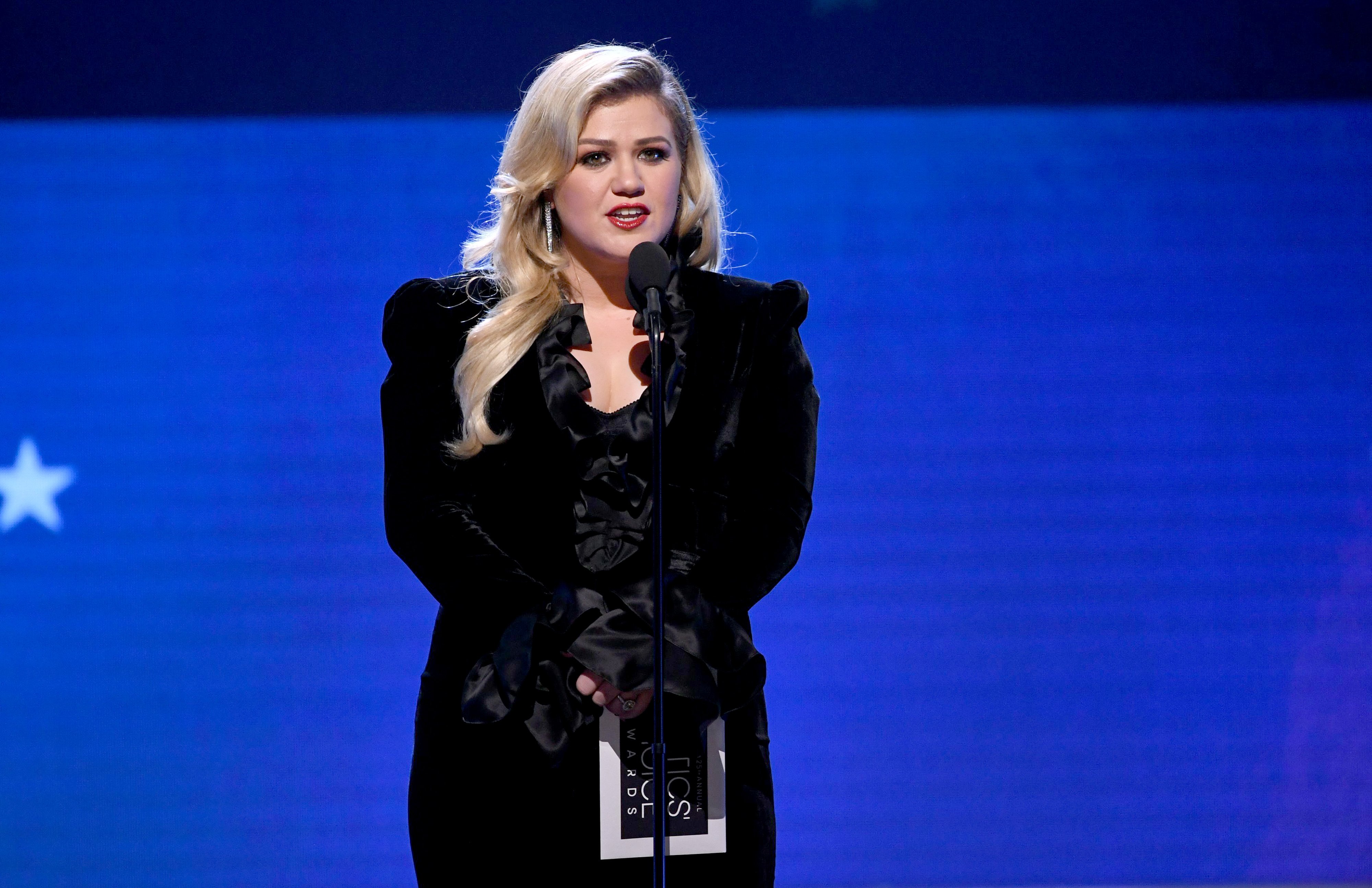 Kelly Clarkson speaks onstage during the 25th Annual Critics' Choice Awards at Barker Hangar on January 12, 2020 | Photo: Getty Images