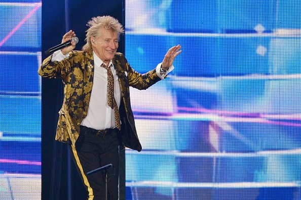 Rod Stewart se produit sur scène lors de sa tournée 'Blood Red Roses' à l'O2 Arena le 17 décembre 2019. | Photo : Getty Images