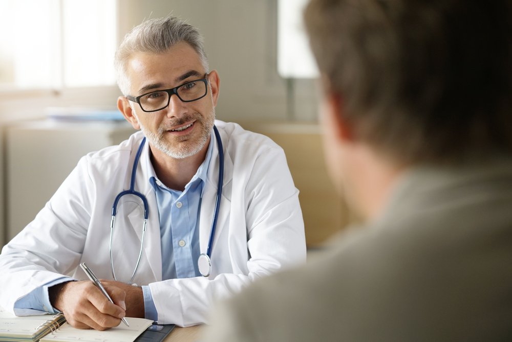 Un docteur parlant a son patient. | Shutterstock Un docteur parlant a son patient. | Shutterstock