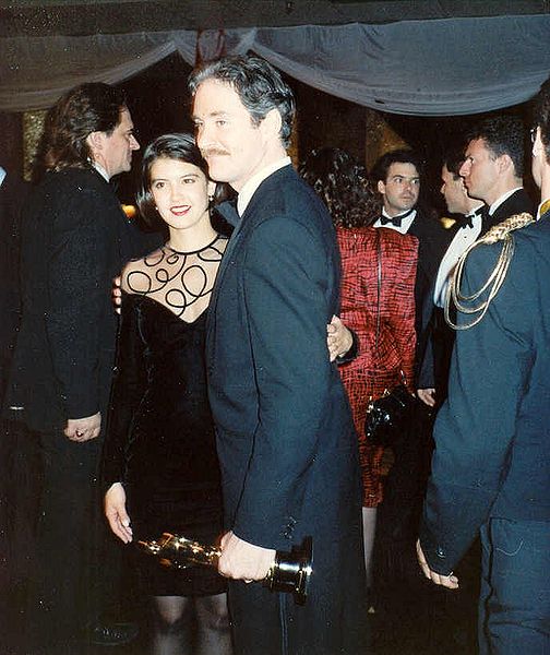 Oscar-winner Kevin Kline and his wife Phoebe Cates at the Governor's Ball party after the 1989 Academy Awards on March 29, 1989. | Photo: Greg in Hollywood (Greg Hernandez) CC BY-SA 2.0 Wikimedia Commons