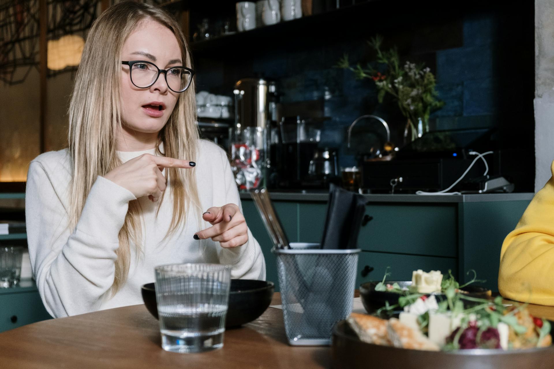 A woman warning someone at the restaurant | Source: Pexels