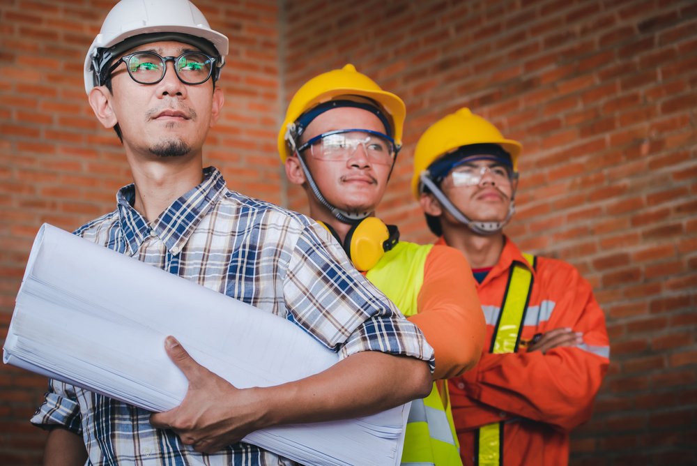 Three male contractors on the way to a site. | Photo: Shutterstock.