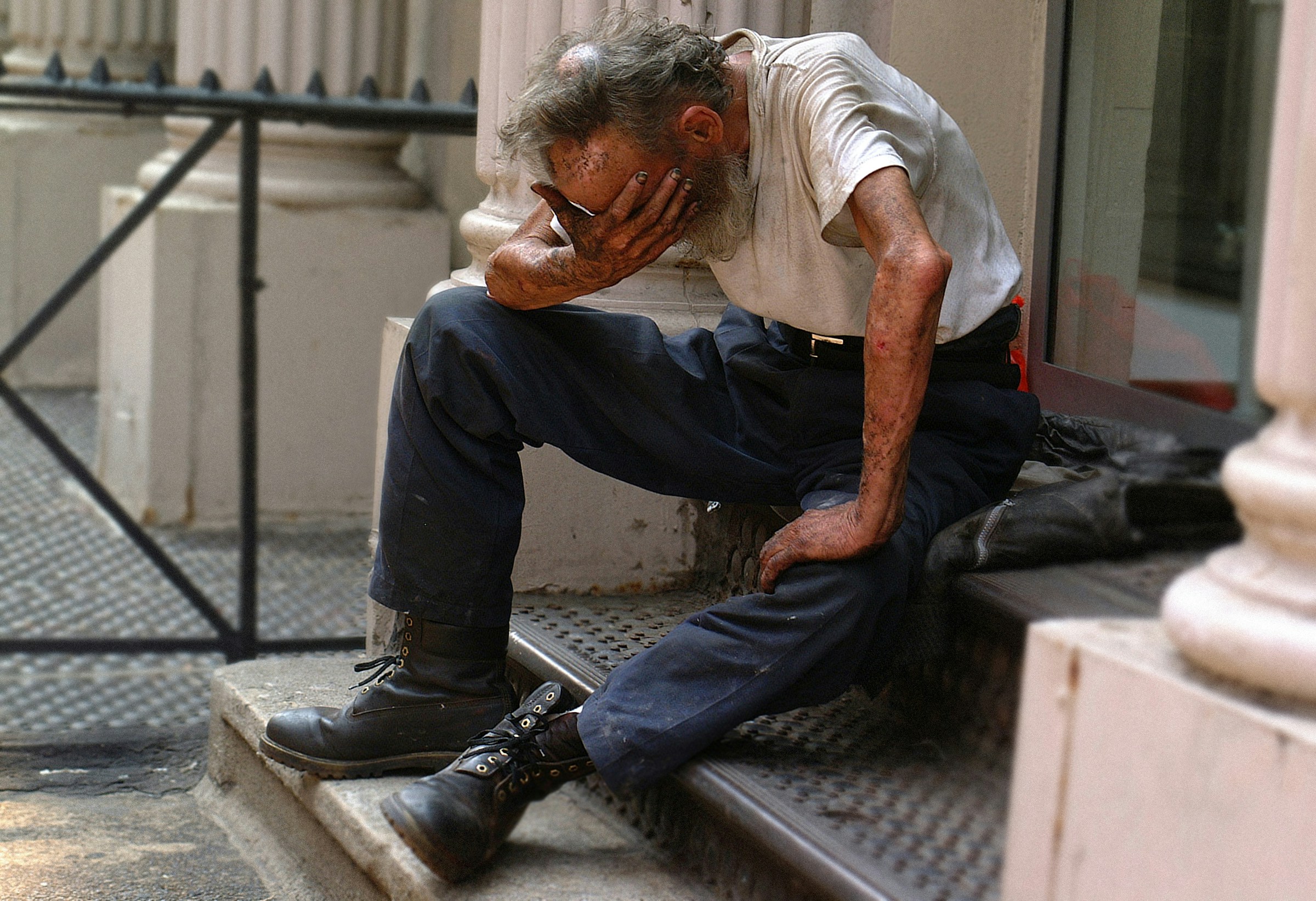A sad homeless man | Source: Unsplash