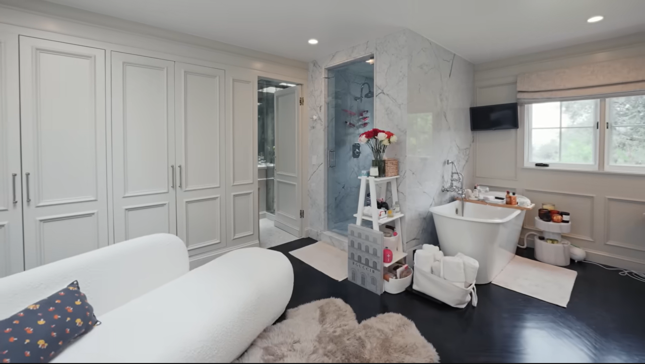 Glamour meets ultimate relaxation in a sprawling bathroom suite where Palmer proudly steps into her "grandmaville" nighttime routines.  | Source: YouTube/@Archdigest