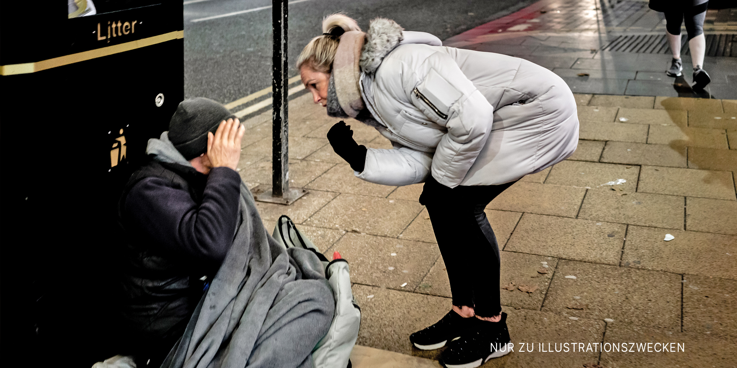 Eine Frau mittleren Alters starrt einen Bettler auf der Straße an. | Quelle: Flickr/Ian Livesey (Public Domain)