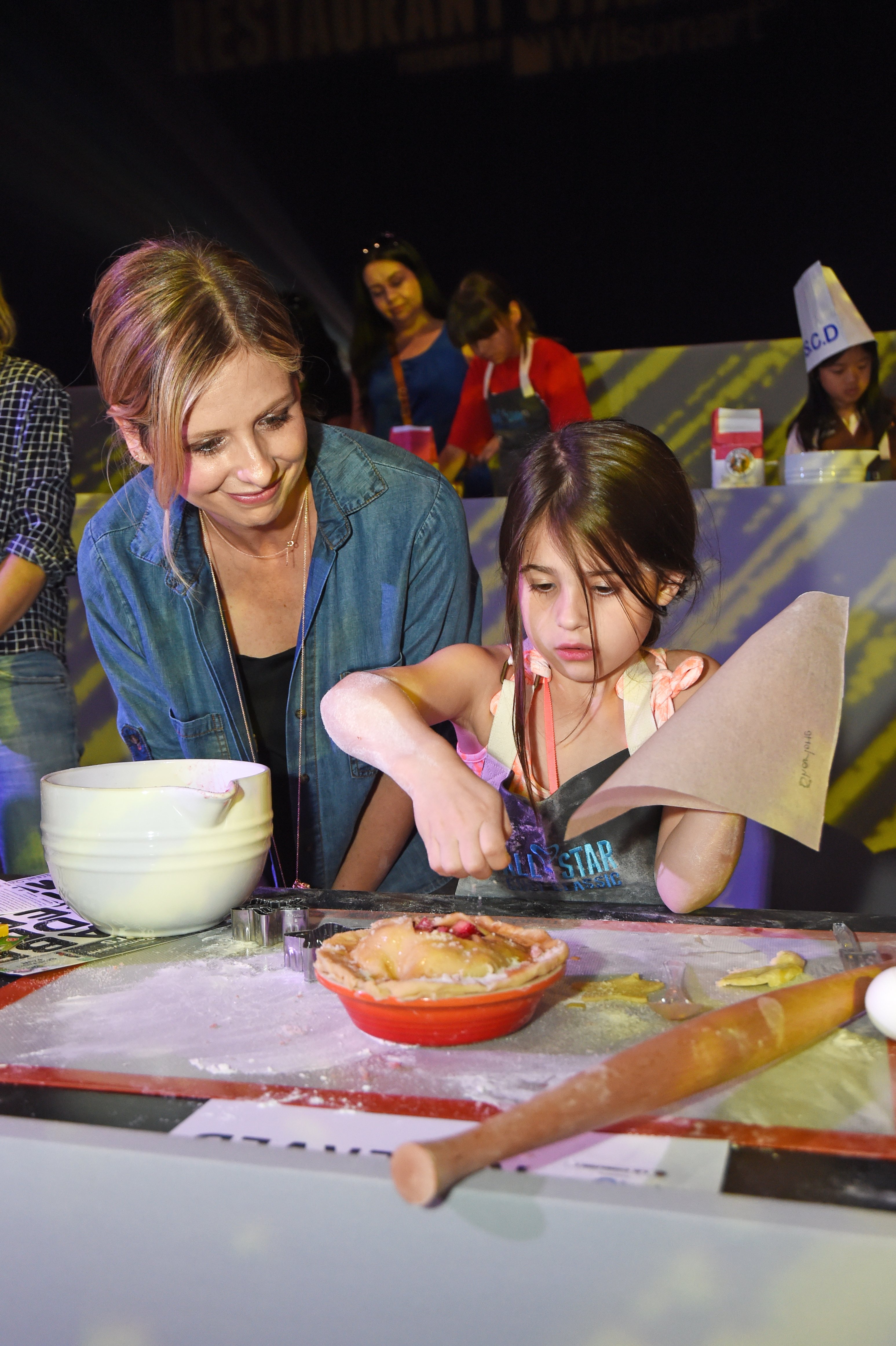LOS ANGELES, CA - MARCH 14: Actress Sarah Michelle Gellar prepares a pie with her daughter Charlotte at L.A. LIVE's All-Star Chef Classic, Kitchen Kids, presented by Le Creuset on March 14, 2015 in Los Angeles, California | Source: Getty Images 
