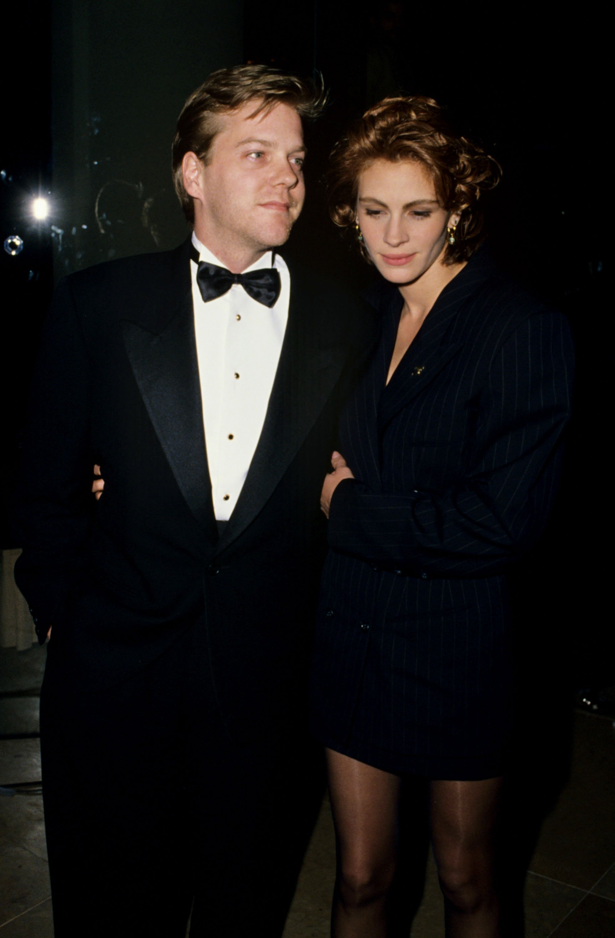 Julia Roberts y Kiefer Sutherland en Beverly Hills, en 1991. | Foto: Getty Images
