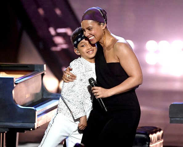 Alicia Keys and her son Egypt Daoud Dean at the 2019 iHeartRadio Music Awards on March 14, 2019 | Photo: Getty Images