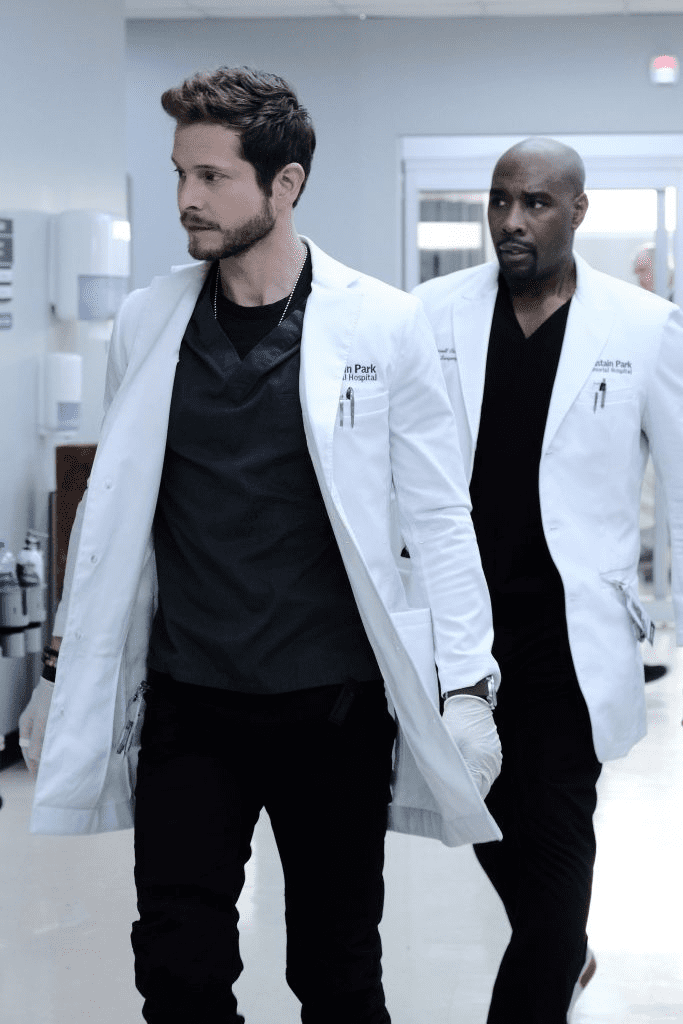 "THE RESIDENT" : Matt Czuchry et Morris Chestnut dans un épisode de "THE RESIDENT". | Photo : Getty Images