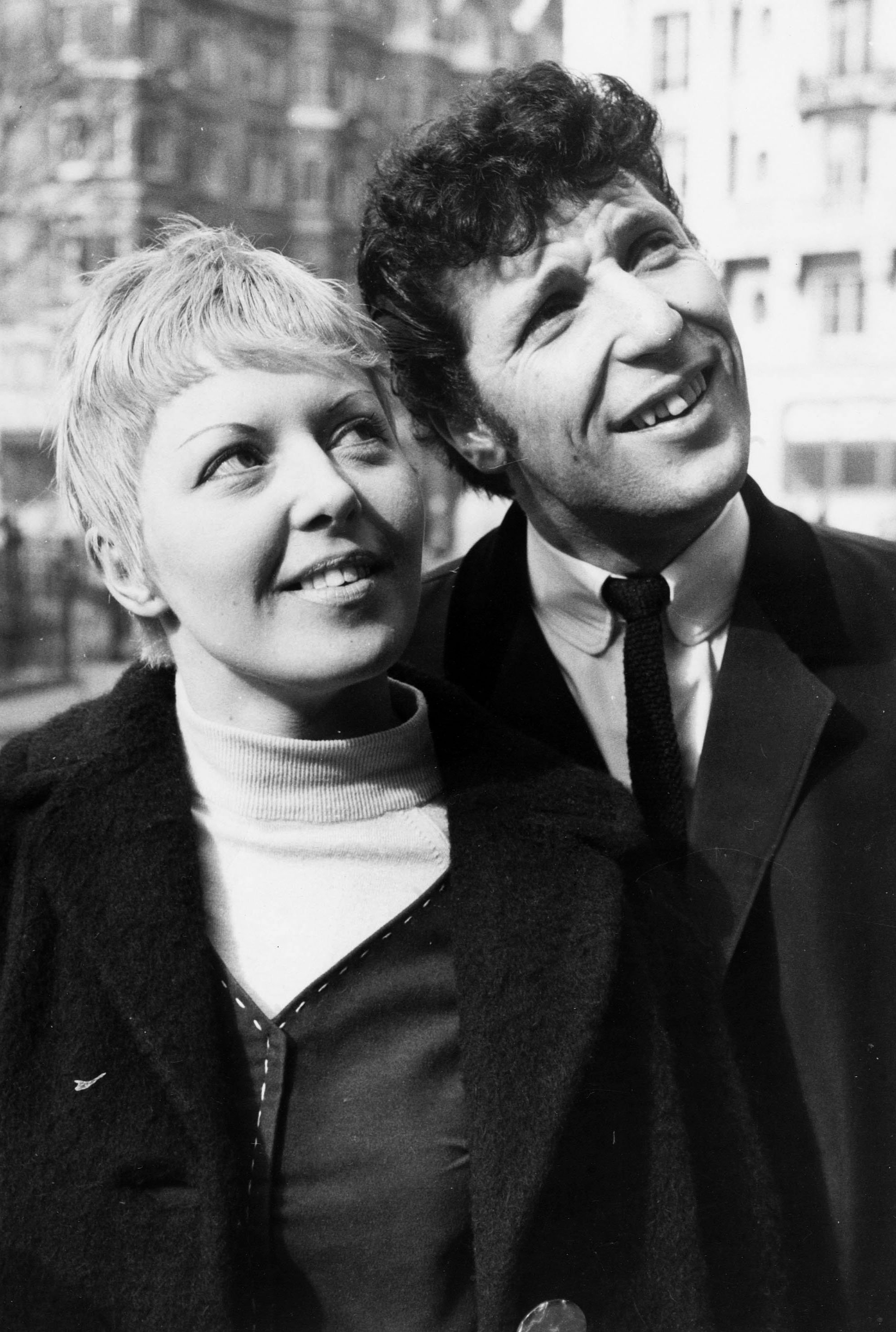 Junger Tom Jones und seine Frau Melinda, 1965 | Quelle: Getty Images