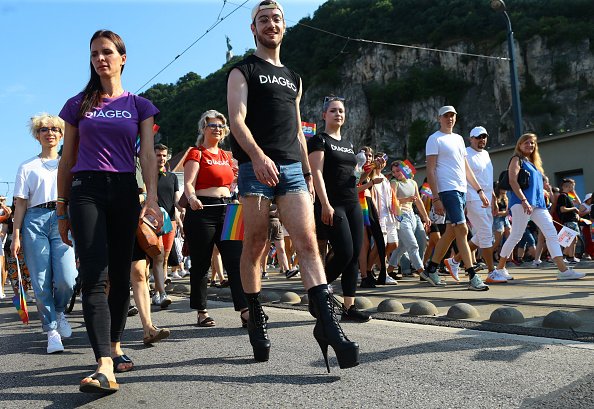 Image d'un group de personnes entrain de marcher| Photo : Getty Images